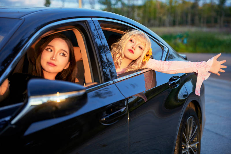 亚洲美女自驾出游的欢乐旅途图片