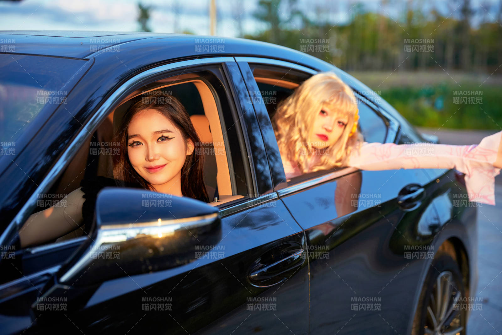 亚洲美女自驾出游的欢乐旅途图片