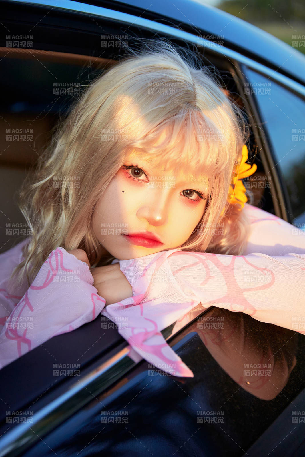 亚洲美女自驾出游的欢乐旅途图片