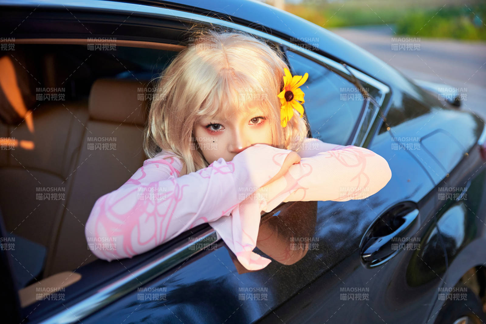 亚洲美女自驾出游的欢乐旅途图片