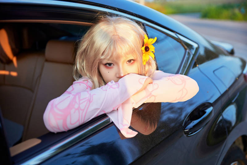 亚洲美女自驾出游的欢乐旅途图片