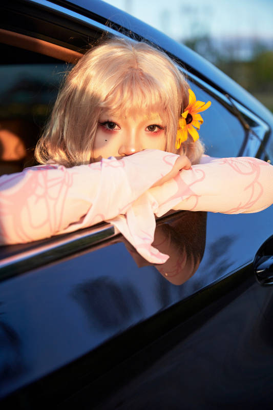 亚洲美女自驾出游的欢乐旅途图片