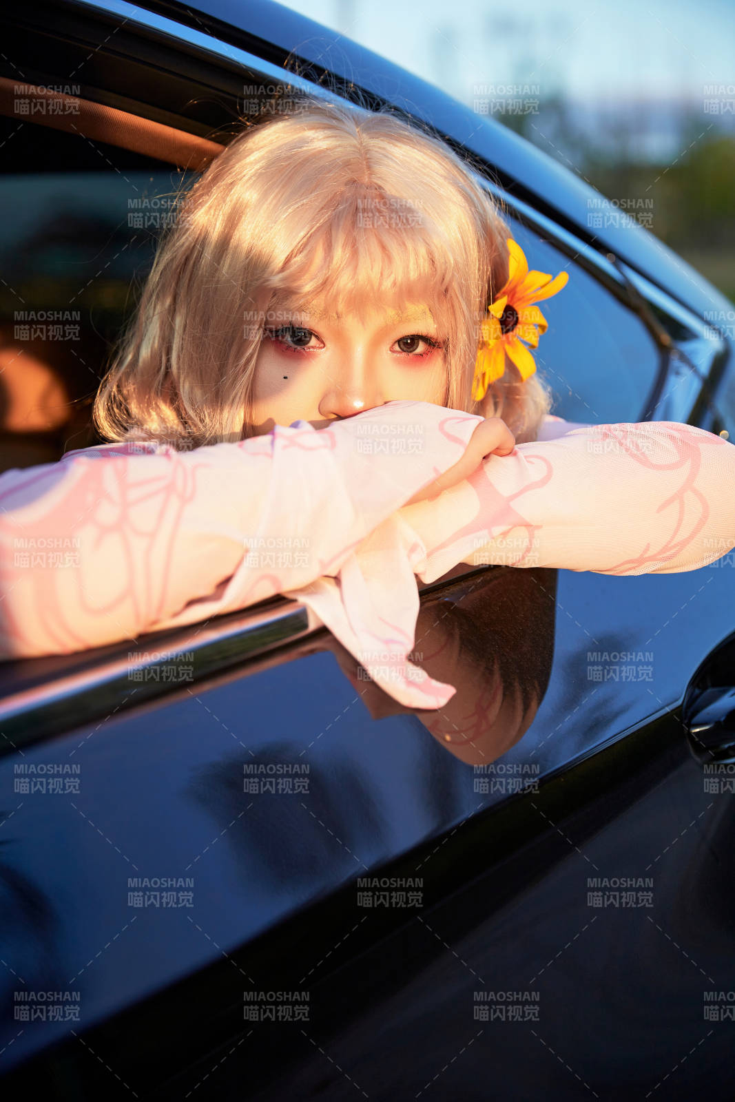 亚洲美女自驾出游的欢乐旅途图片