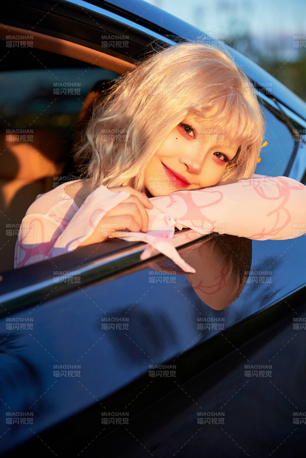 亚洲美女自驾出游的欢乐旅途图片