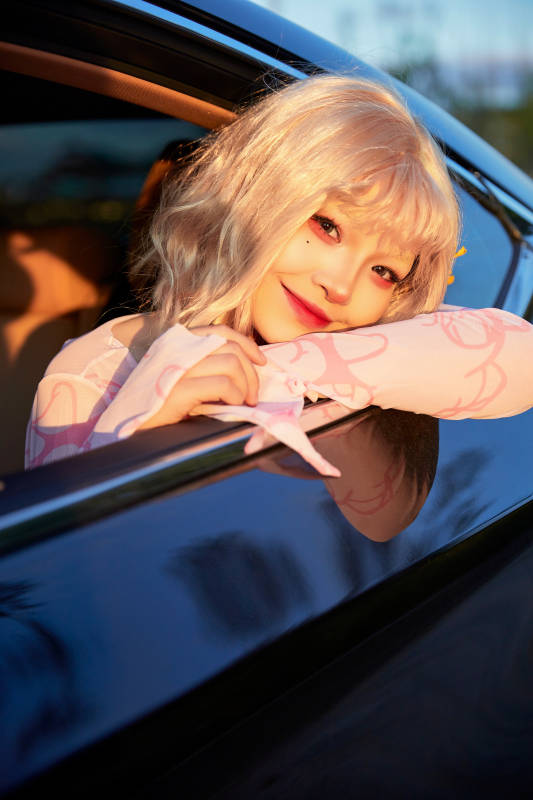 亚洲美女自驾出游的欢乐旅途图片