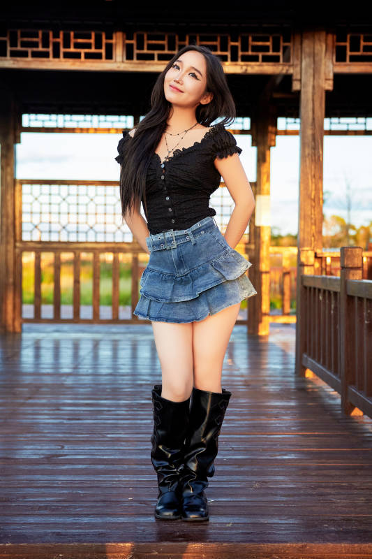 在旅游景区户外拍照的蒙古族姑娘图片