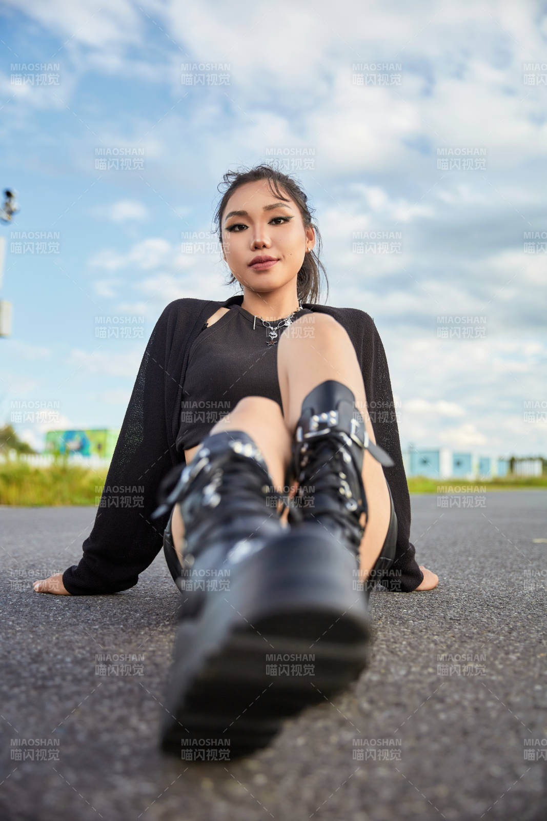 在坝上草原景区旅游拍照的亚洲女性图片