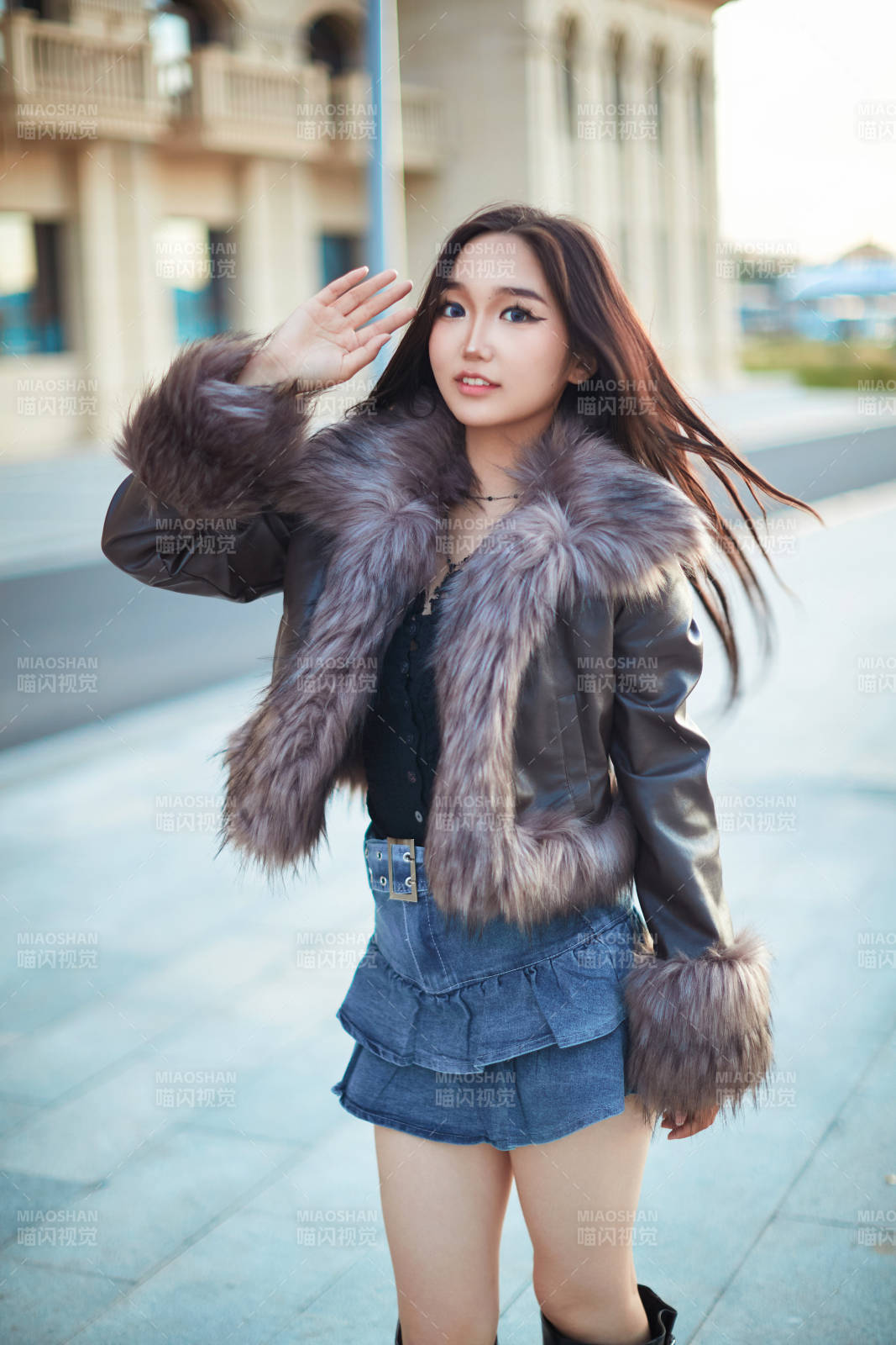 草原那达慕大会上骑马的蒙古族汉子图片