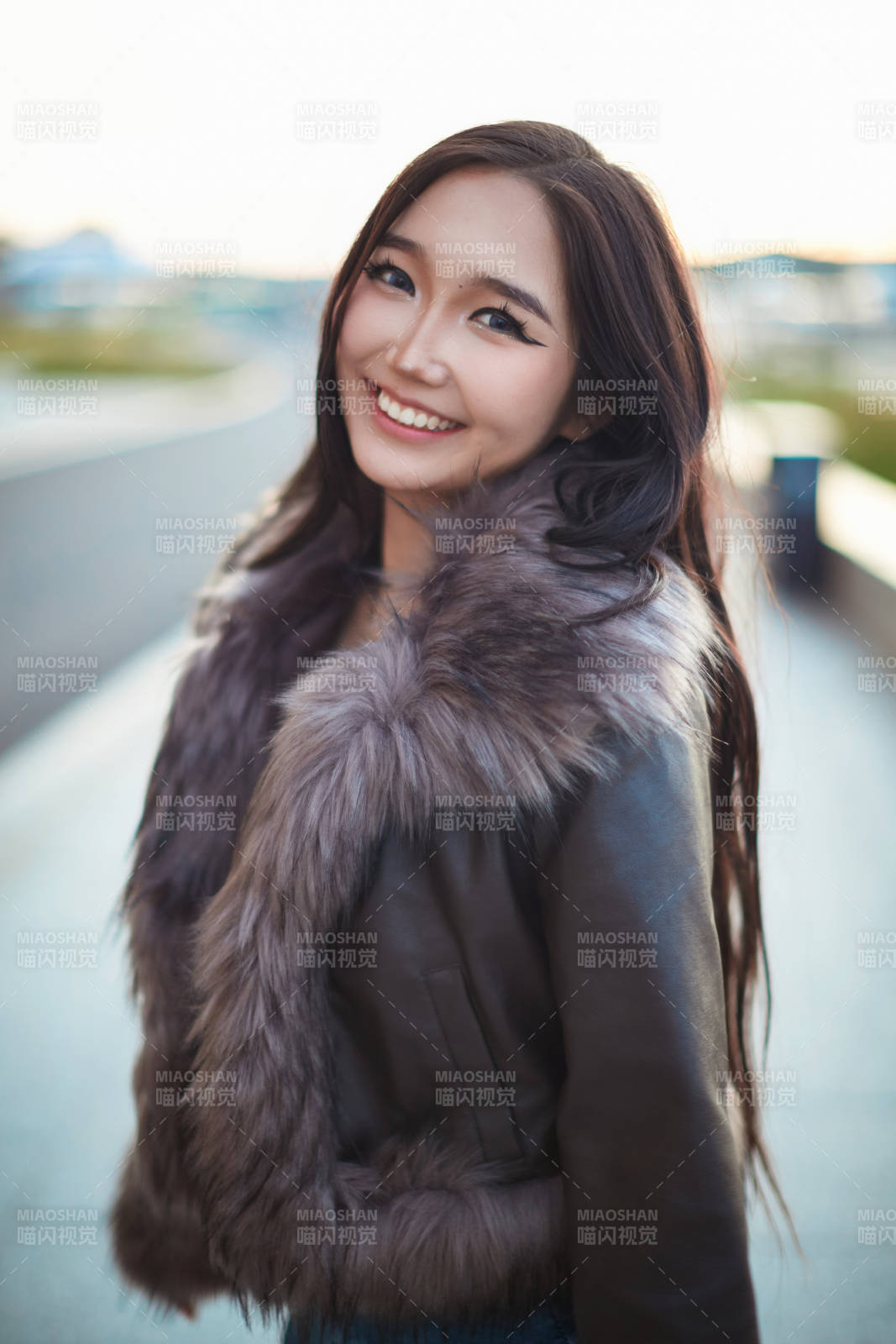 那达慕大会上表演的蒙古族传统舞蹈图片