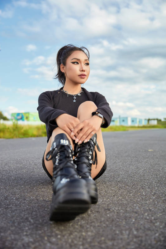 在坝上草原景区旅游拍照的亚洲女性图片