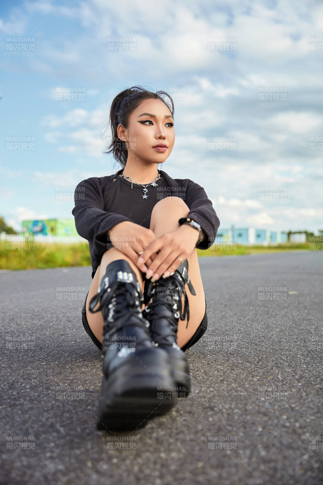 在坝上草原景区旅游拍照的亚洲女性图片