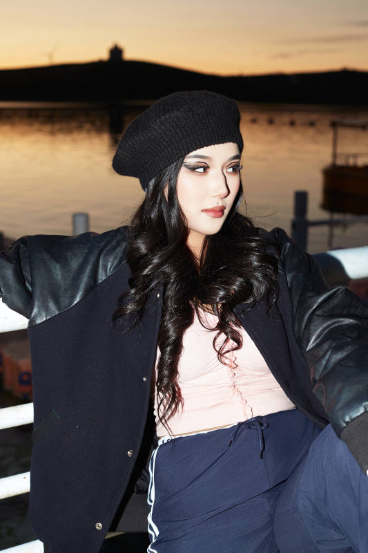 草原那达慕大会上骑着马的蒙古演员图片