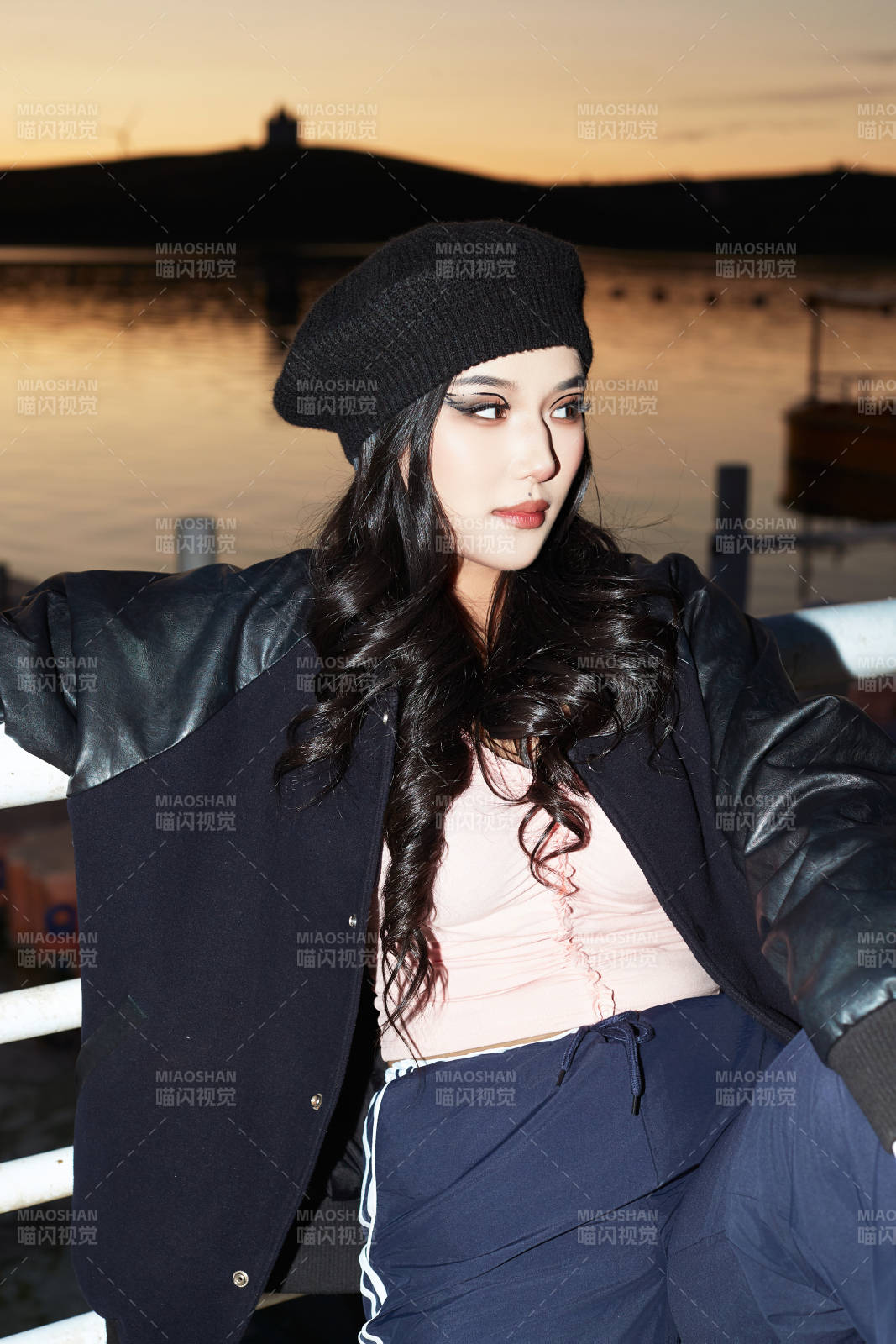 草原那达慕大会上骑着马的蒙古演员图片