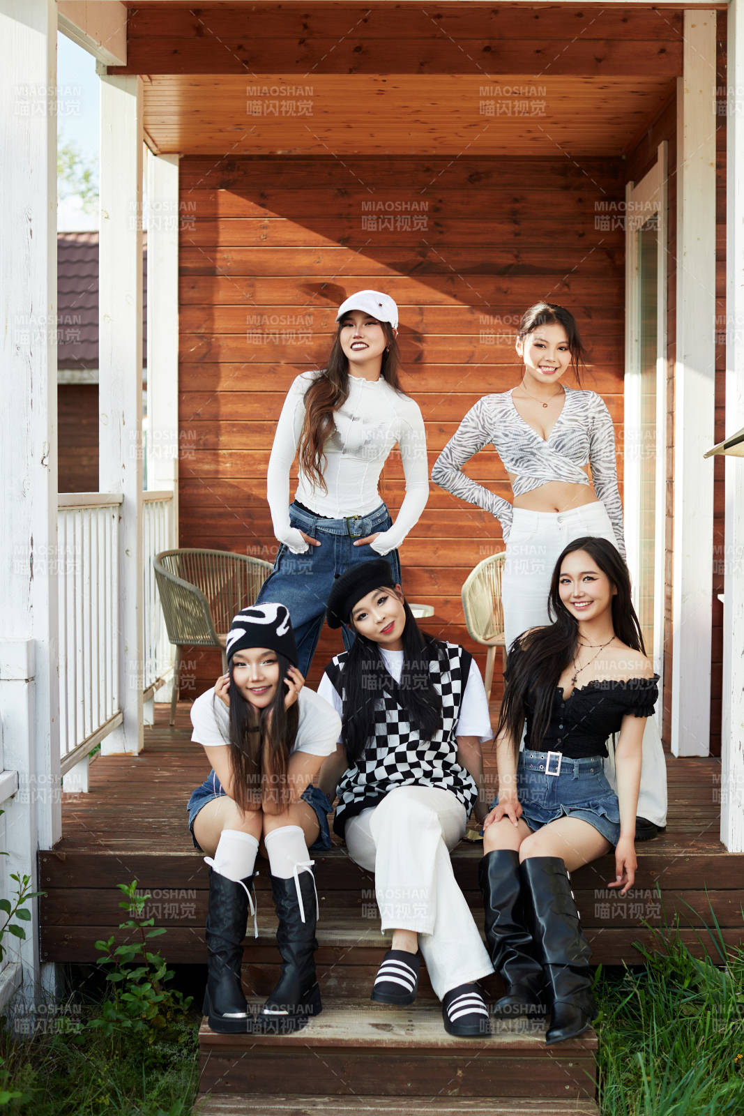 旅游景区民宿外拍照欣赏风景的五位姑娘图片