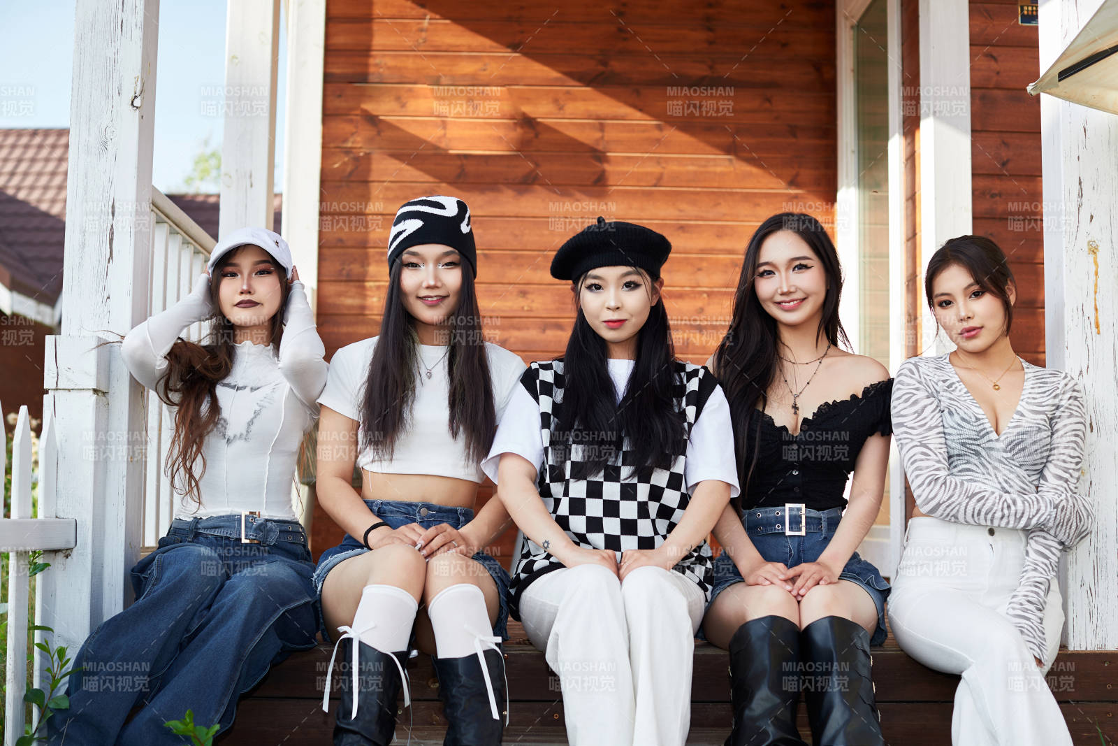 旅游景区民宿外拍照欣赏风景的五位姑娘图片