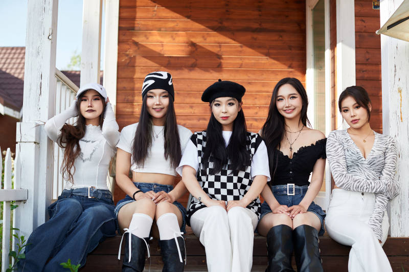 旅游景区民宿外拍照欣赏风景的五位姑娘图片