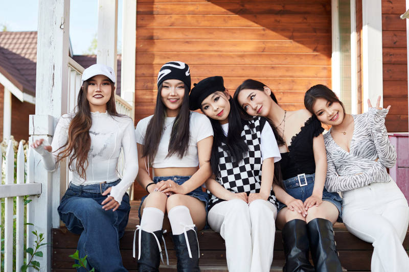 旅游景区民宿外拍照欣赏风景的五位姑娘图片