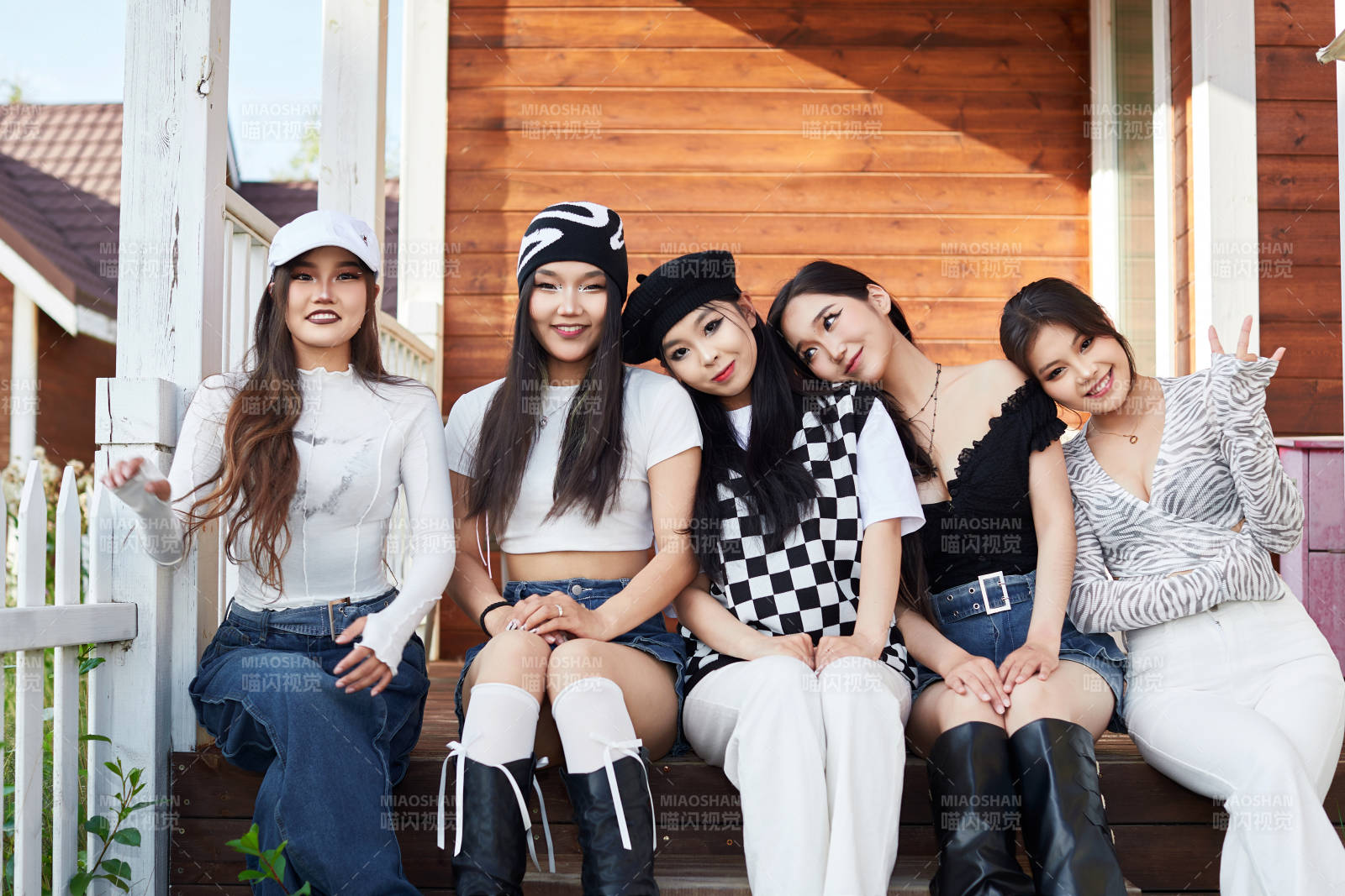旅游景区民宿外拍照欣赏风景的五位姑娘图片