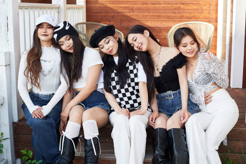 旅游景区民宿外拍照欣赏风景的五位姑娘图片