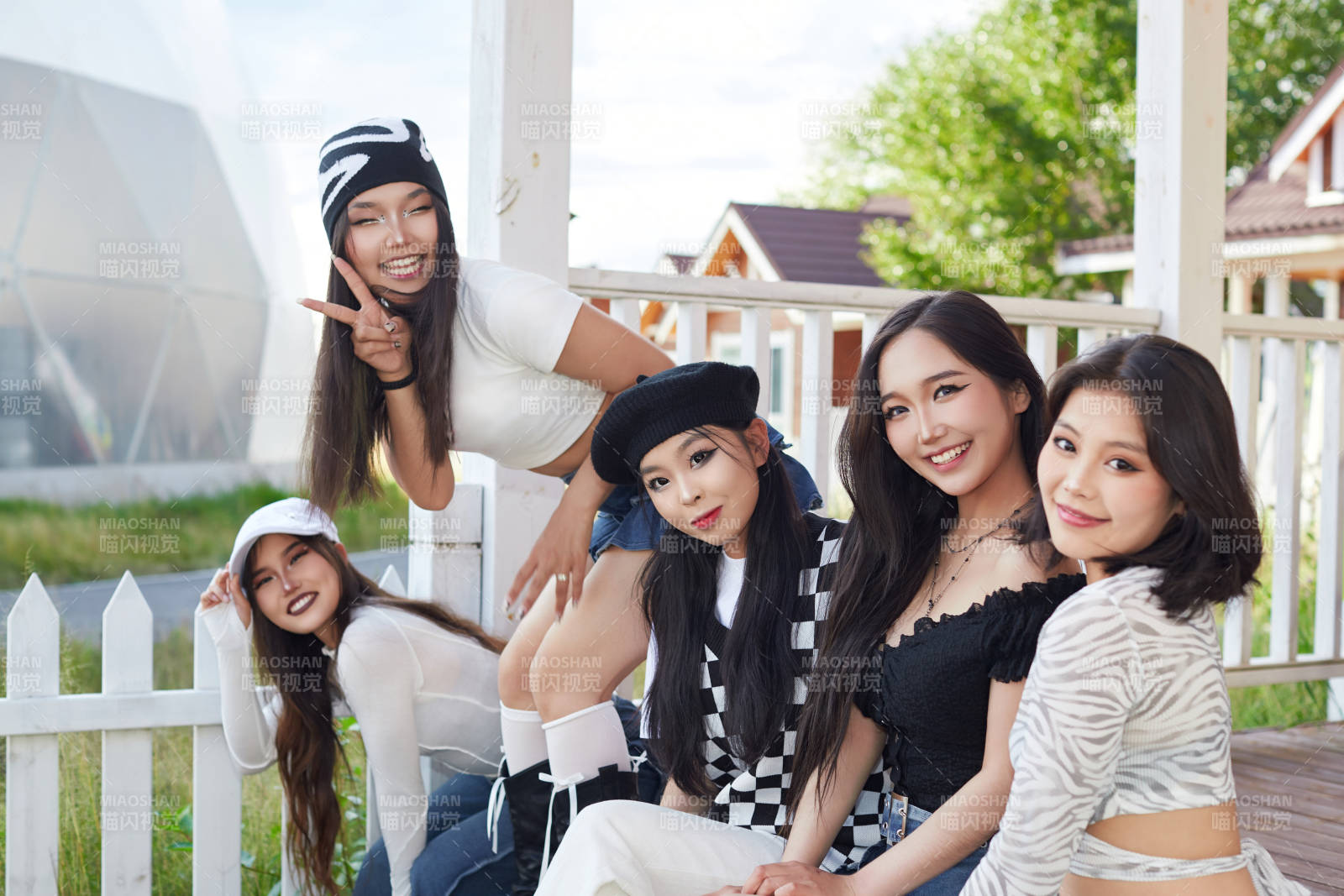 旅游景区民宿外拍照欣赏风景的五位姑娘图片