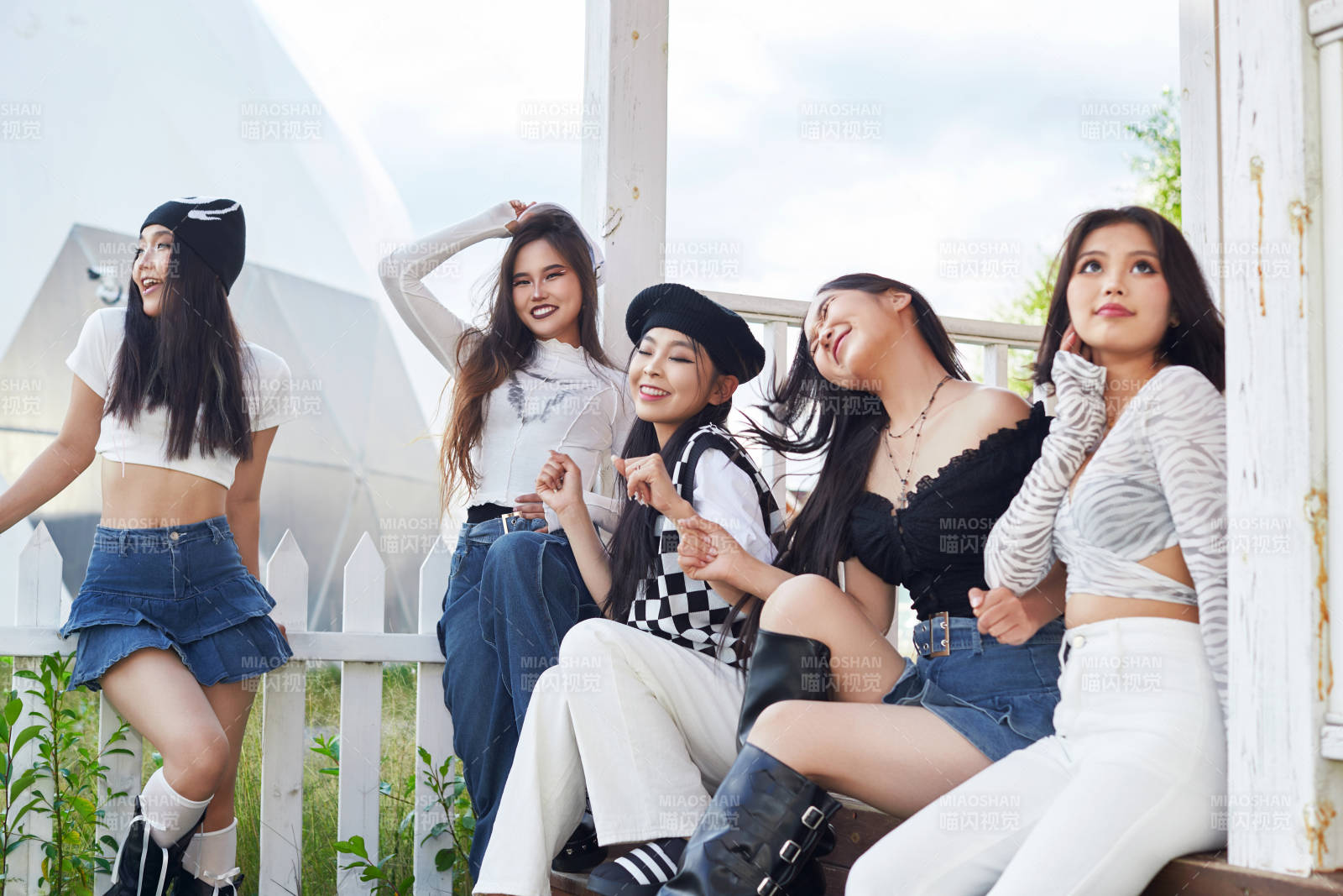 旅游景区民宿外拍照欣赏风景的五位姑娘图片