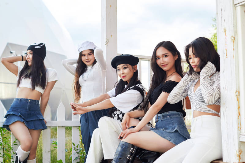 旅游景区民宿外拍照欣赏风景的五位姑娘图片