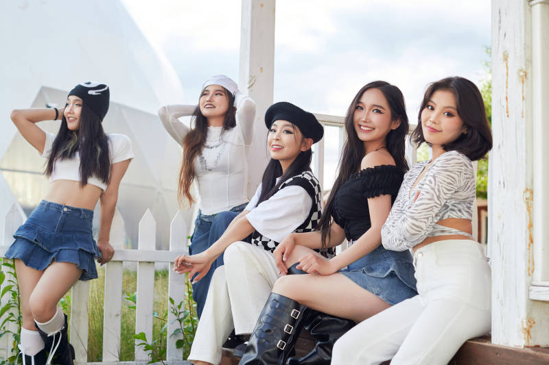 旅游景区民宿外拍照欣赏风景的五位姑娘图片