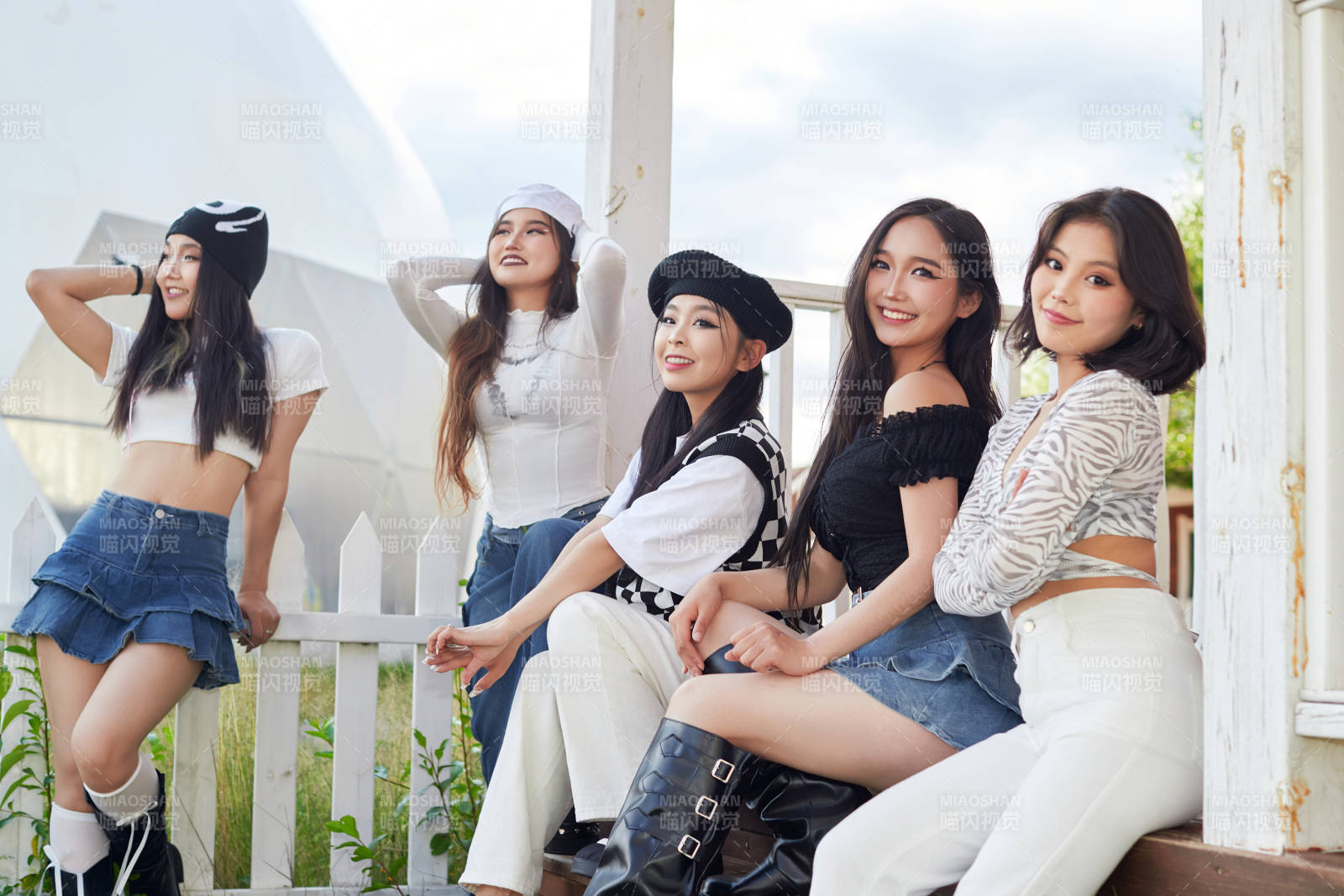旅游景区民宿外拍照欣赏风景的五位姑娘图片