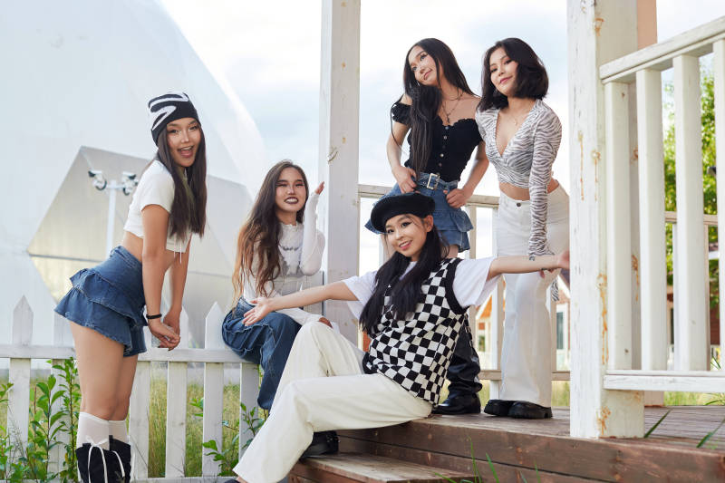 旅游景区民宿外拍照欣赏风景的五位姑娘图片