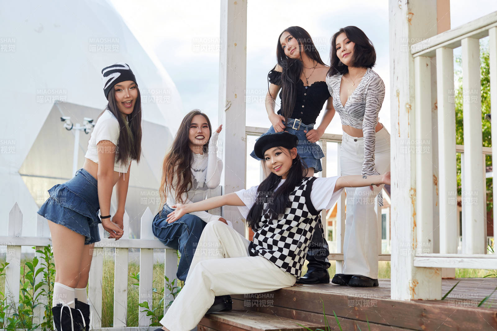 旅游景区民宿外拍照欣赏风景的五位姑娘图片