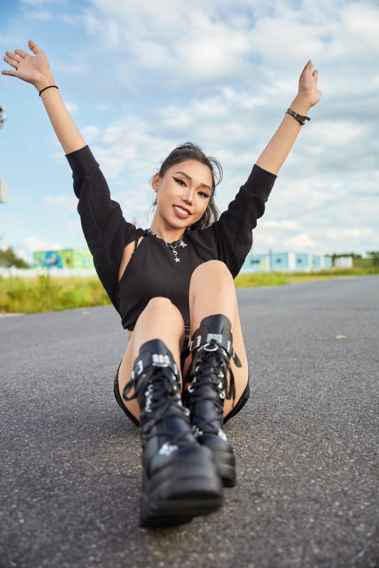 在坝上草原景区旅游拍照的亚洲女性图片