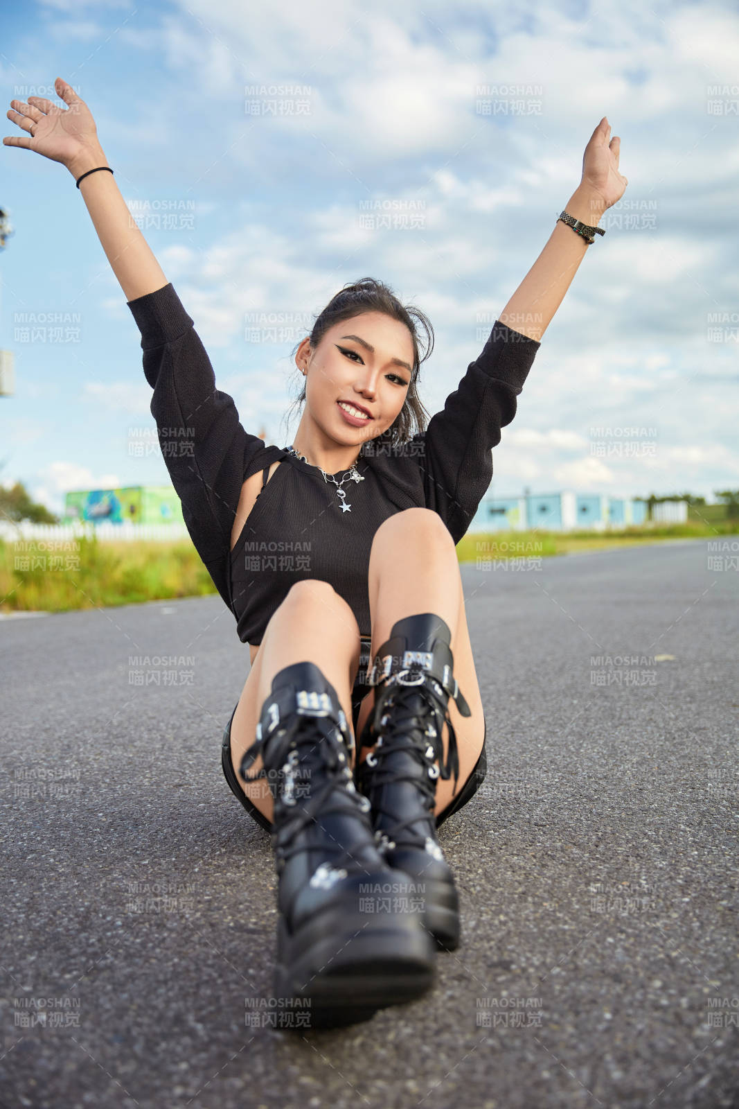 在坝上草原景区旅游拍照的亚洲女性图片