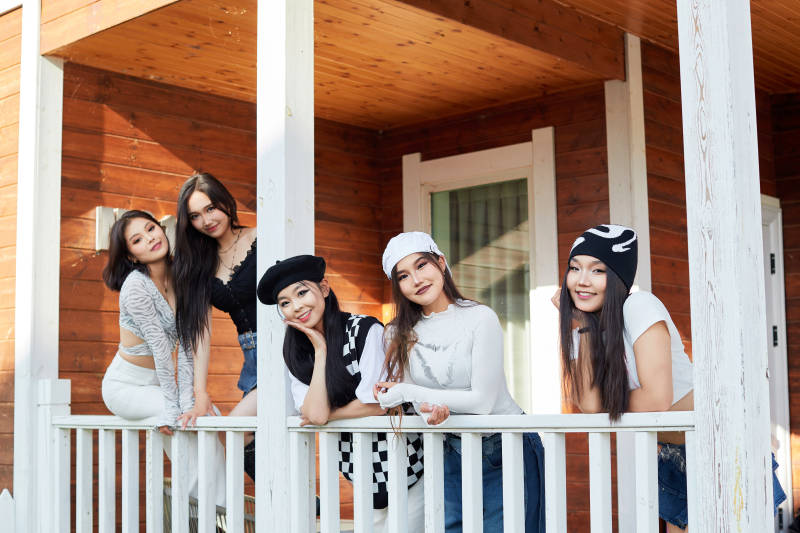 旅游景区民宿外拍照欣赏风景的五位姑娘图片
