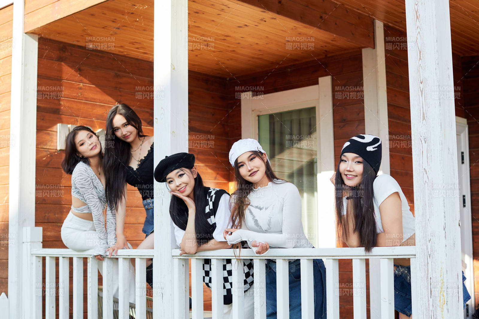 旅游景区民宿外拍照欣赏风景的五位姑娘图片