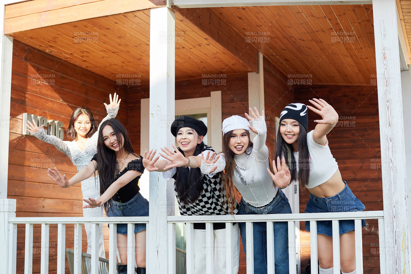 旅游景区民宿外拍照欣赏风景的五位姑娘图片