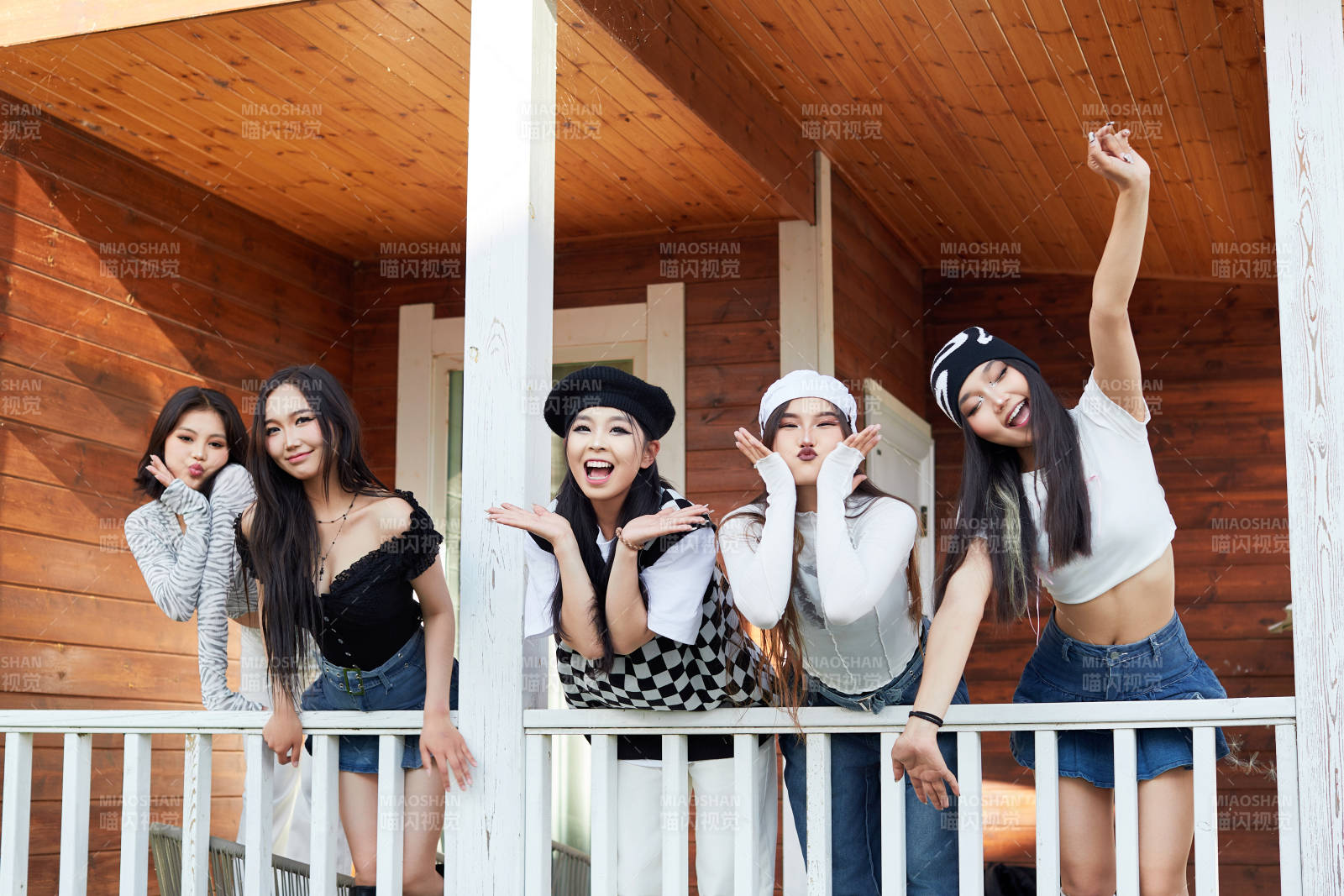 旅游景区民宿外拍照欣赏风景的五位姑娘图片