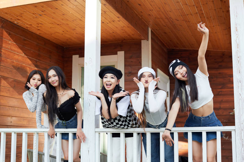旅游景区民宿外拍照欣赏风景的五位姑娘图片