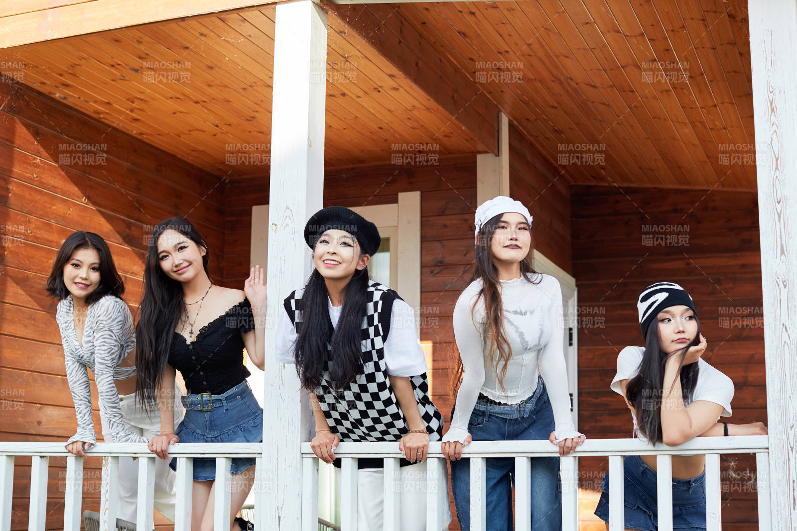 旅游景区民宿外拍照欣赏风景的五位姑娘图片
