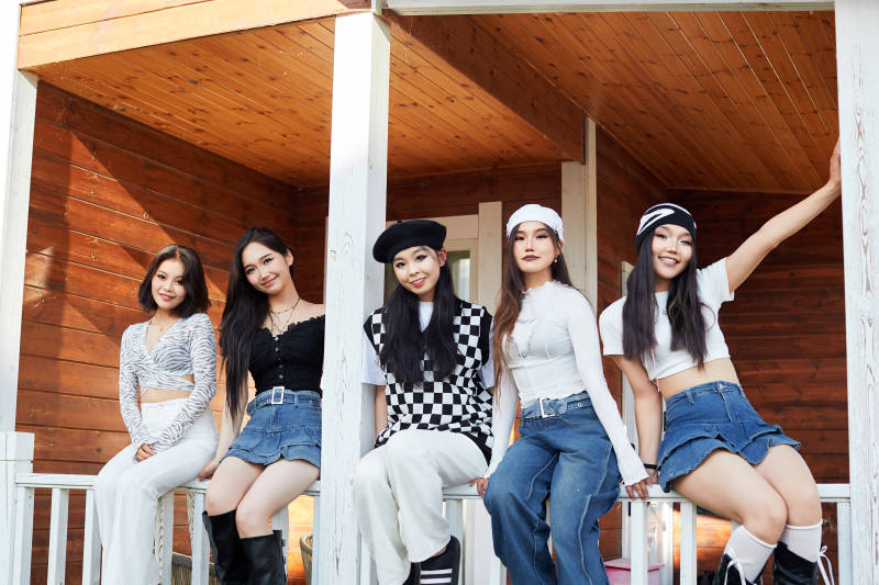 旅游景区民宿外拍照欣赏风景的五位姑娘图片