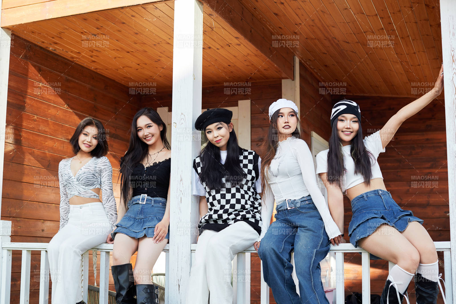 旅游景区民宿外拍照欣赏风景的五位姑娘图片
