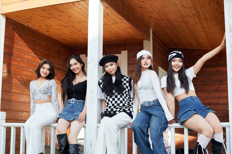 旅游景区民宿外拍照欣赏风景的五位姑娘图片