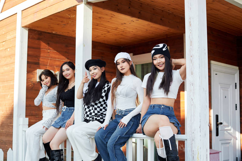 旅游景区民宿外拍照欣赏风景的五位姑娘图片