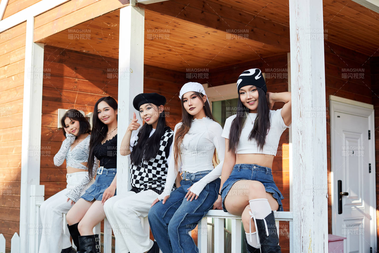 旅游景区民宿外拍照欣赏风景的五位姑娘图片