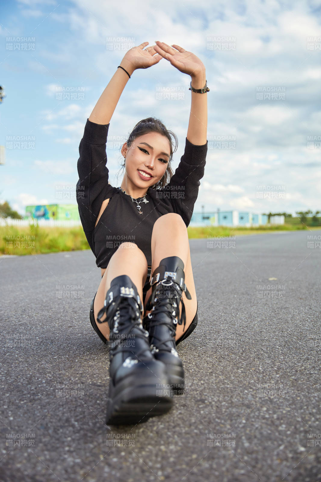 在坝上草原景区旅游拍照的亚洲女性图片
