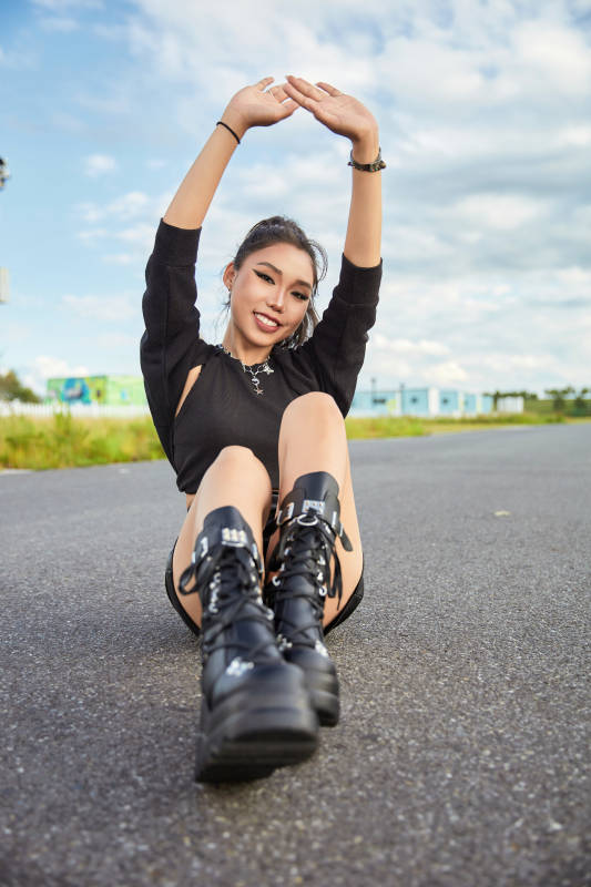 在坝上草原景区旅游拍照的亚洲女性图片