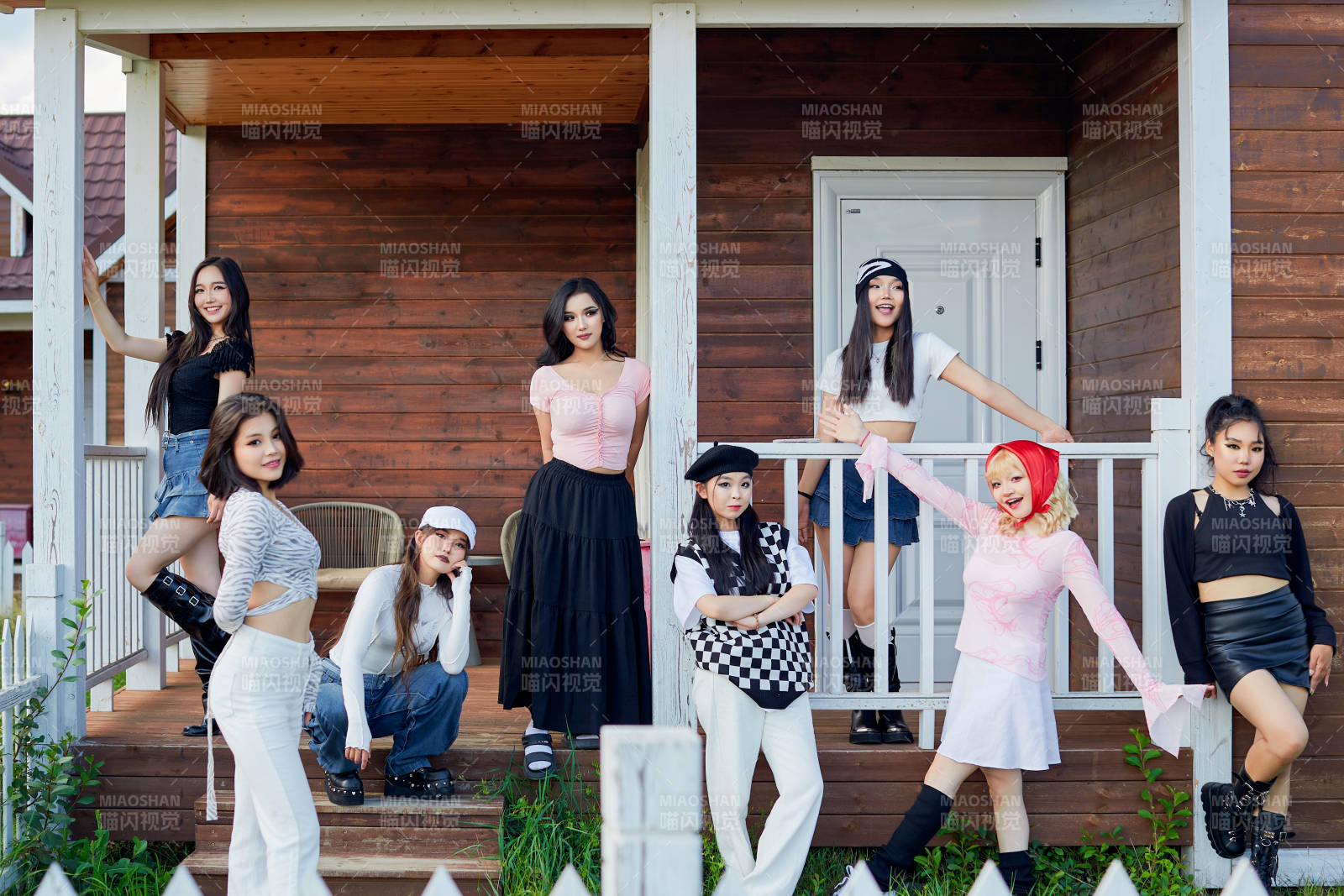 旅游景区民宿外拍照欣赏风景的一群姑娘们图片
