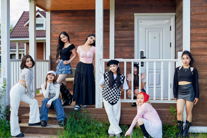 旅游景区民宿外拍照欣赏风景的一群姑娘们图片