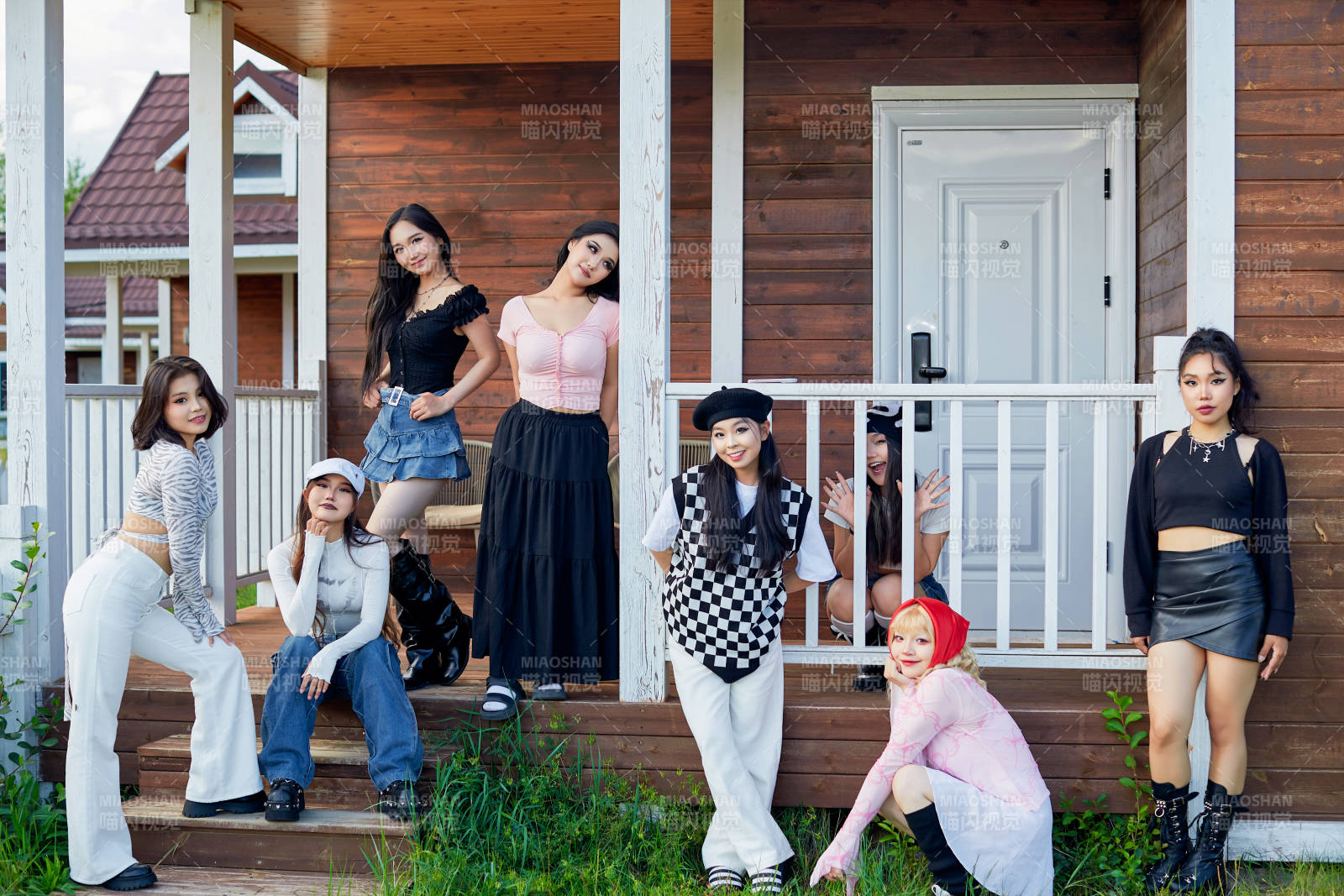 旅游景区民宿外拍照欣赏风景的一群姑娘们图片