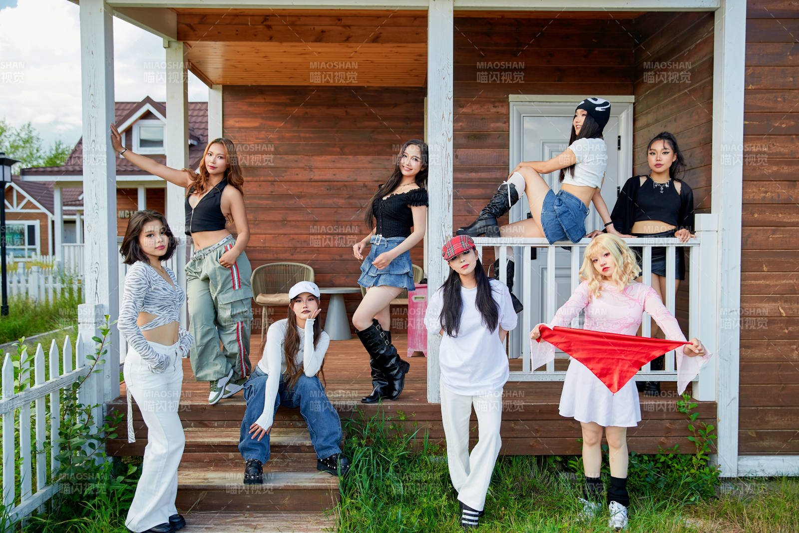 旅游景区民宿外拍照欣赏风景的一群姑娘们图片
