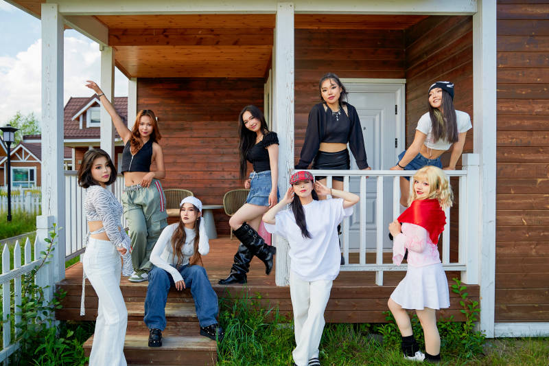 旅游景区民宿外拍照欣赏风景的一群姑娘们图片